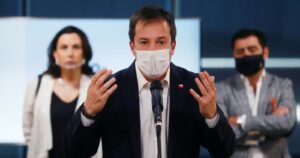 Ministro de Economía arremete contra propuesta de aplazar retorno a clases: 