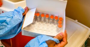 Ministro Paris anuncia llegada de nuevos embarques de la vacuna Sinovac durante febrero