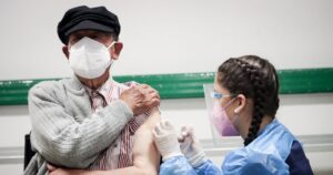 Sociedad Chilena de Infectología respaldó uso de la vacuna de Sinovac en adultos mayores