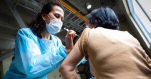 Estudio confirmó que vacuna de Sinovac es segura en mayores de 60 años