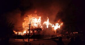 Municipalidad de Panguipulli fue incendiada tras graves incidentes por muerte de malabarista
