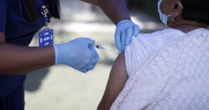 Francia recomendó aplicar una sola dosis de la vacuna a personas que se contagiaron con COVID-19