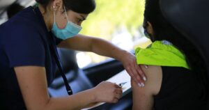 Ministro Paris descartó falta de vacunas para comunas del litoral central