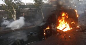 Carro de Carabineros fue quemado en medio de manifestaciones en el Barrio Bellavista