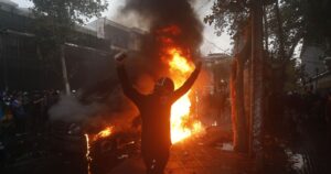 Ministerio del Interior se querelló por quema de furgón policial en el Barrio Bellavista