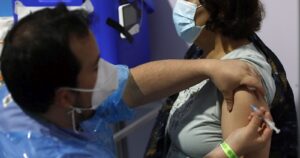 Profesores podrán descargar certificado para recibir la vacuna contra el COVID-19