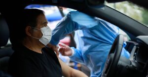 Unión Europea compra 300 millones de dosis de vacuna Moderna contra el COVID-19