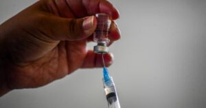 Políticos y empresarios: Argentina difunde lista de 70 beneficiados por vacunas VIP