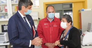 Ministro Couve se reúne con equipo que lidera ensayo clínico de vacuna CanSino
