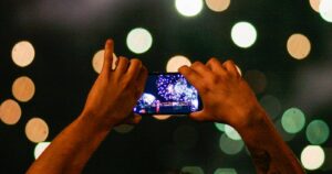 Detrás de la pantalla