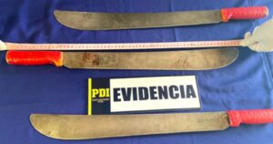 PDI recibe machetes usados por malabarista de Panguipulli y comienza su análisis