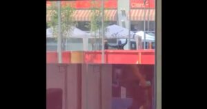 VIDEO - Delincuentes tomaron a persona de rehén durante asalto en mall Plaza Oeste