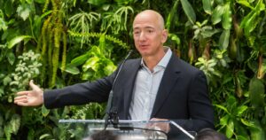 Amazon anuncia la salida de Jeff Bezos como CEO y reporta aumento en sus ganancias