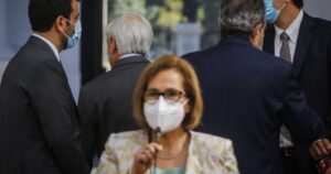 VIDEO - Adriana Muñoz acusa desaire de Sebastián Piñera durante punto de prensa en La Moneda