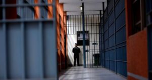 Vacunación a personas privadas de libertad avanzará según los grupos de riesgo