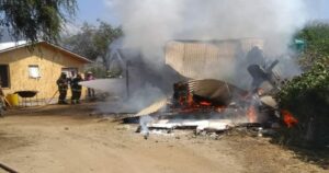 Avioneta cayó sobre una vivienda en Curacaví y provocó incendio