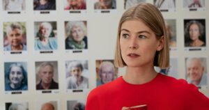 Descuida, Yo Te Cuido: Rosemund Pike llega a Netflix como estafadora