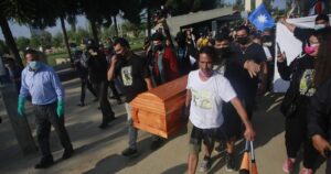 VIDEO - Equipo del Bienvenidos fue agredido durante cortejo fúnebre de malabarista