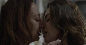 El comentado beso de Ingrid Cruz y Patricia Rivadeneira en spot de Demente