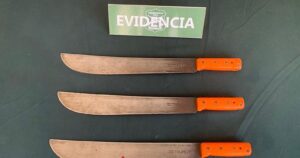 Detuvieron a malabarista que usaba machetes en Osorno