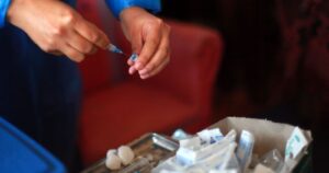 Seremi de Salud: 74% de los adultos mayores sobre 65 años en la RM están vacunados