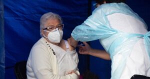Llaman a adultos mayores de 65 años a vacunarse contra el COVID-19