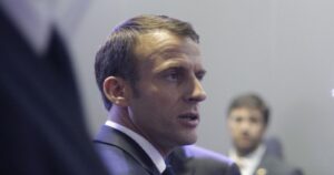 Macron extiende confinamiento a toda Francia y anuncia cierre de escuelas
