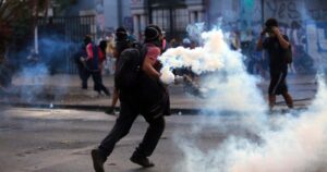 Incidentes en Plaza Baquedano provocan desvíos de tránsito