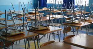 Estudiantes y apoderados protestaron por el cierre de escuelas en Italia