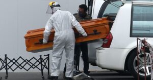 Italia bajó su expectativa de vida por casi un año debido a la pandemia