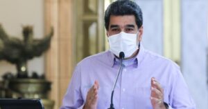 Maduro recibe la primera dosis de vacuna rusa contra el COVID-19 en Venezuela