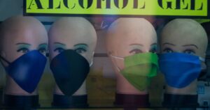 Estados Unidos autoriza que personas vacunadas puedan reunirse sin usar mascarillas