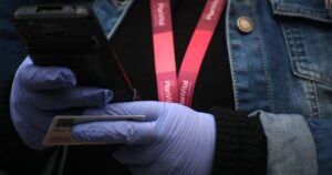 Diputados UDI buscan prohibir el uso de celulares en bancos tras asalto en Maipú