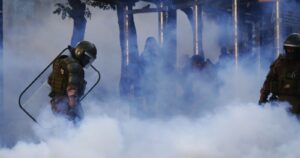 Contraloría pide sanciones para dos generales por actuar de Carabineros en estallido social