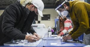 Vocales de mesa y padres de niños con enfermedades crónicas se podrán vacunar la próxima semana