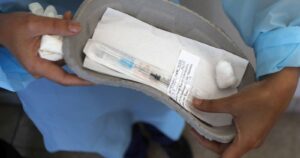 Sin comprobar causa-relación, Dinamarca suspende uso de vacuna AstraZeneca