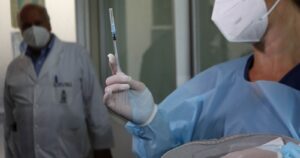 Agencia Europea del Medicamento recomendó seguir usando la vacuna de AstraZeneca