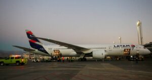 El emotivo saludo al vuelo Latam que llevó a Uruguay las primeras dosis de Sinovac 