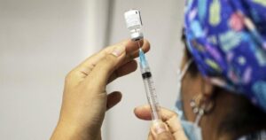 Estudio de Pfizer en Israel determinó que la vacuna tiene eficacia del 97% contra los casos sintomáticos de COVID-19