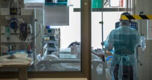 Uruguay cierra escuelas y oficinas ante alza de contagios y muertes por coronavirus