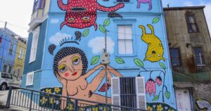 Ministra de Culturas y mural de Mon Laferte: 