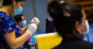 FMI destaca plan de vacunación y sube a 6% proyección de crecimiento para Chile