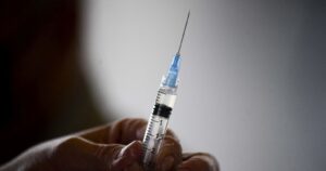 Agencia Europea del Medicamento defiende la seguridad de la vacuna de AstraZeneca