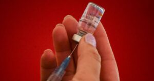 Estudio preliminar indica que vacuna de Sinovac funcionaría contra la variante brasileña del COVID-19