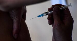 Investigan muerte de profesora en España que fue vacunada con AstraZeneca