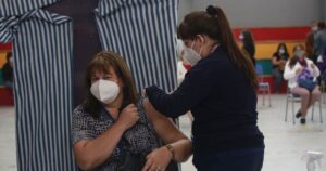 Más de 400 mil trabajadores de la educación recibieron la vacuna contra el COVID-19