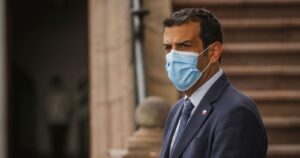 Ministro Delgado se mantiene estable tras su hospitalización por COVID-19