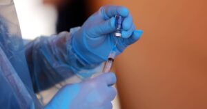 OMS asegura que no hay motivos para suspender la vacunación con AstraZeneca