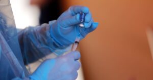 Farmacéuticas advirtieron escasez de materias primas para vacunas contra el COVID-19