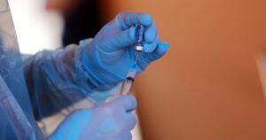 Bebé de seis meses es vacunada por error contra Covid-19 en Villarrica